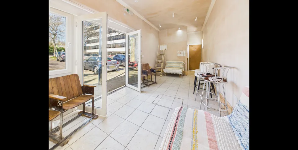 A TRULY UNIQUE FREEHOLD TOWN CENTRE DETACHED PROPERTY - AUCTION CLOSES 12NOON MONDAY 9TH JUNE