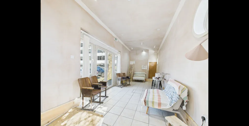 A TRULY UNIQUE FREEHOLD TOWN CENTRE DETACHED PROPERTY - AUCTION CLOSES 12NOON MONDAY 9TH JUNE