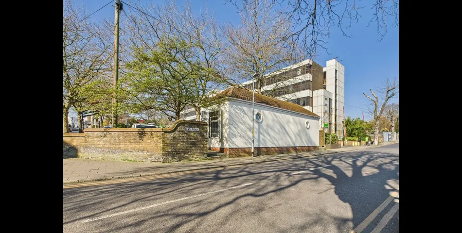 A TRULY UNIQUE FREEHOLD TOWN CENTRE DETACHED PROPERTY - AUCTION CLOSES 12NOON MONDAY 9TH JUNE