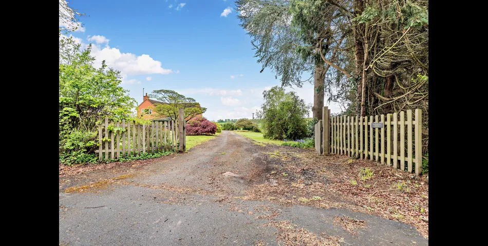 Lot 2 of 2 – Barn, stables, and 3.5 acres in Ombersley, with Class Q consent to convert into a four bedroom home.
