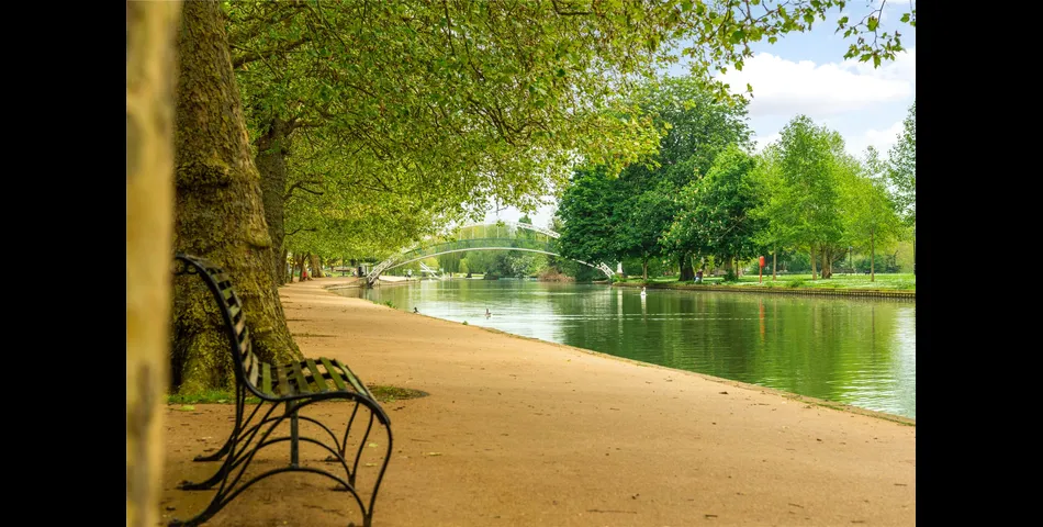 A Victorian bay fronted eight bedroom semi detached property with panoramic views of Bedford’s riverside Embankment. 
