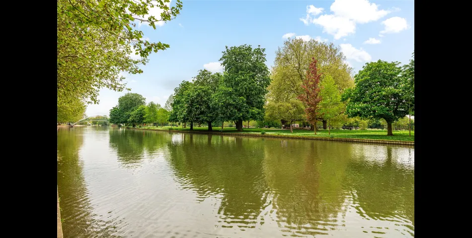 A Victorian bay fronted eight bedroom semi detached property with panoramic views of Bedford’s riverside Embankment. 