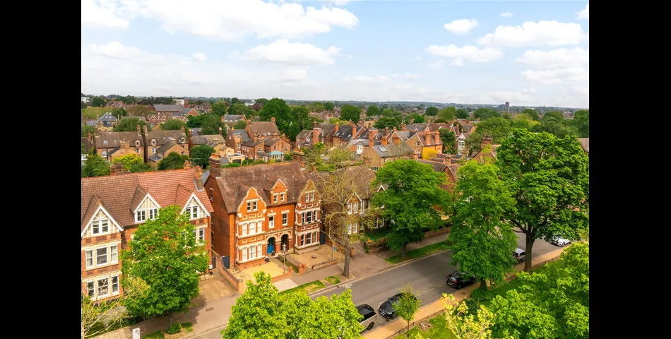 A Victorian bay fronted eight bedroom semi detached property with panoramic views of Bedford’s riverside Embankment. 