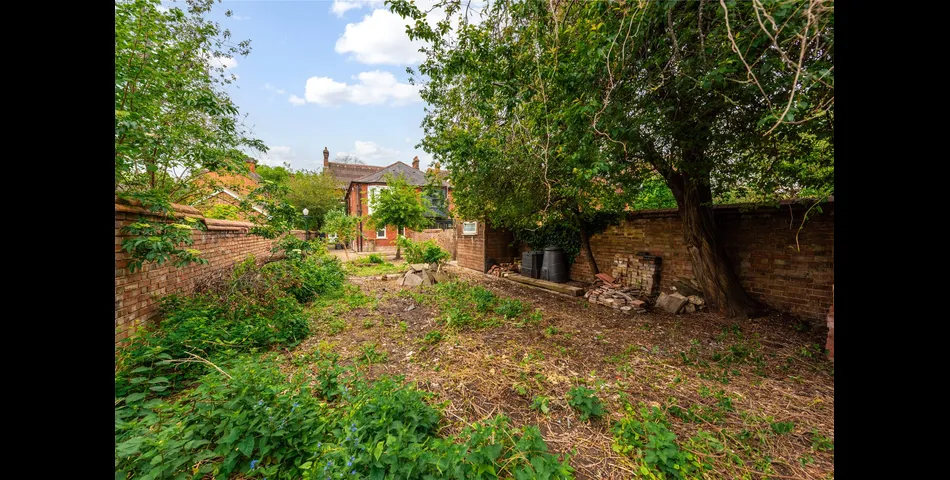 A Victorian bay fronted eight bedroom semi detached property with panoramic views of Bedford’s riverside Embankment. 
