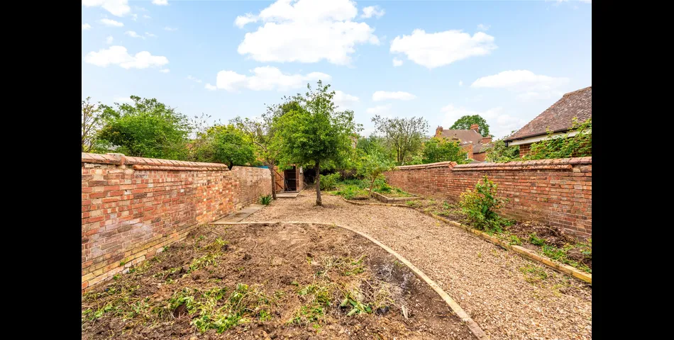 A Victorian bay fronted eight bedroom semi detached property with panoramic views of Bedford’s riverside Embankment. 