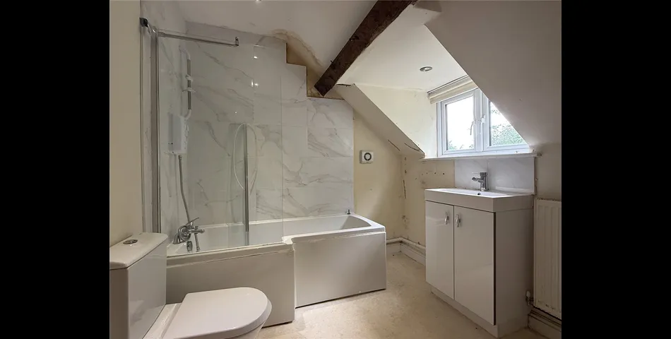 FOR SALE BY AUCTION - 4 BEDROOM COTTAGE WITH PARKING AND WITHIN WALKING DISTANCE OF BEWDLEY TOWN CENTRE