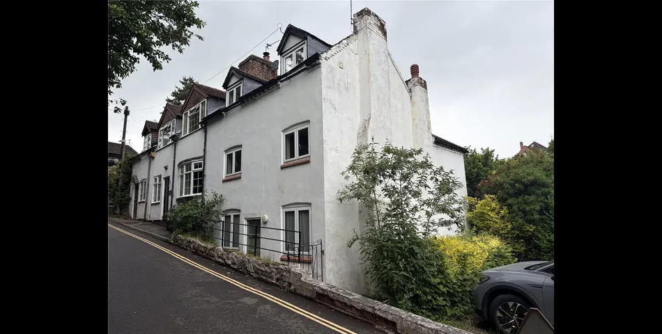 FOR SALE BY AUCTION - 4 BEDROOM COTTAGE WITH PARKING AND WITHIN WALKING DISTANCE OF BEWDLEY TOWN CENTRE