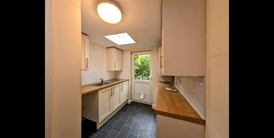 FOR SALE BY AUCTION - 4 BEDROOM COTTAGE WITH PARKING AND WITHIN WALKING DISTANCE OF BEWDLEY TOWN CENTRE