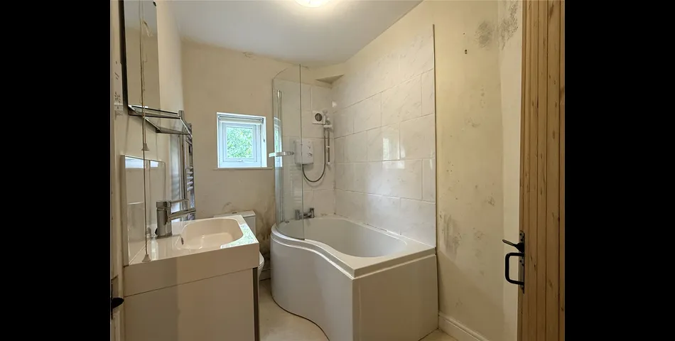 FOR SALE BY AUCTION - 4 BEDROOM COTTAGE WITH PARKING AND WITHIN WALKING DISTANCE OF BEWDLEY TOWN CENTRE
