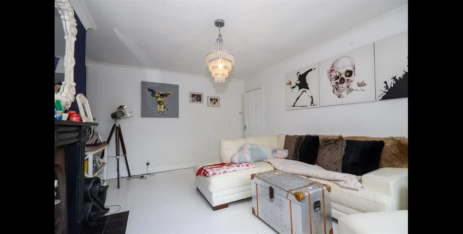 Large Maisonette - Walking Distance to Station