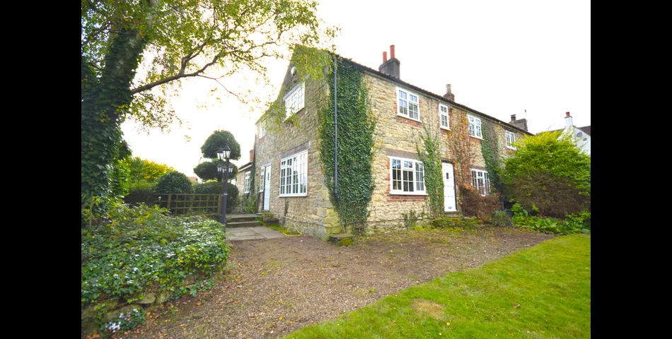 1 Hall Cottages, Pinfold Lane, Kirk Smeaton, WF8 3JT