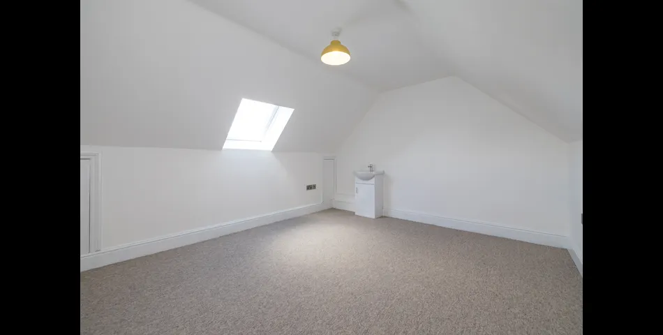 A four bedroom townhouse ideal for a HMO, located in the center of Worcester city Centre 