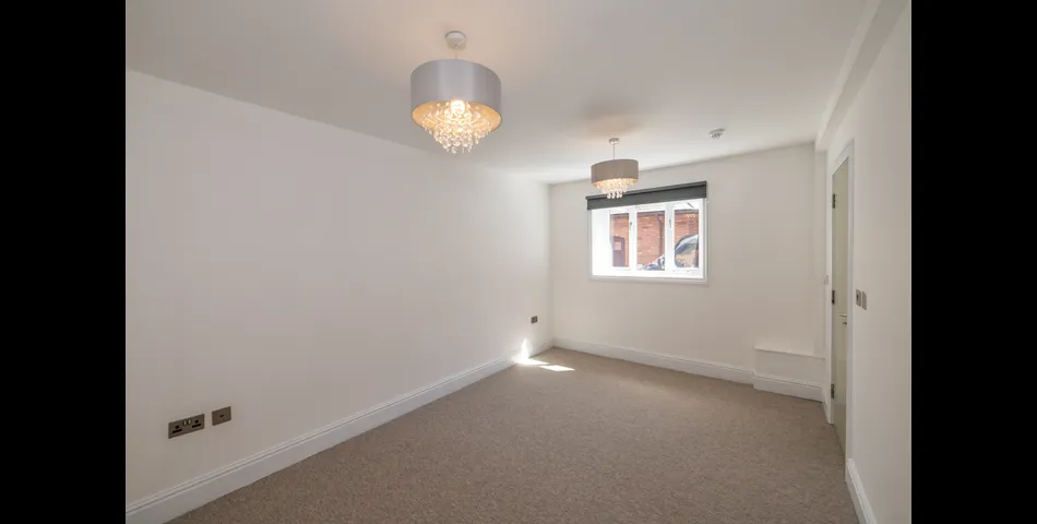 A four bedroom townhouse ideal for a HMO, located in the center of Worcester city Centre 