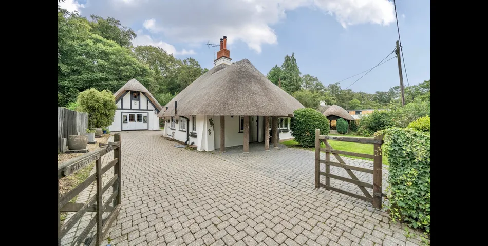 Character newly thatched 2/3 bed Cottage, Shootash, Romsey 