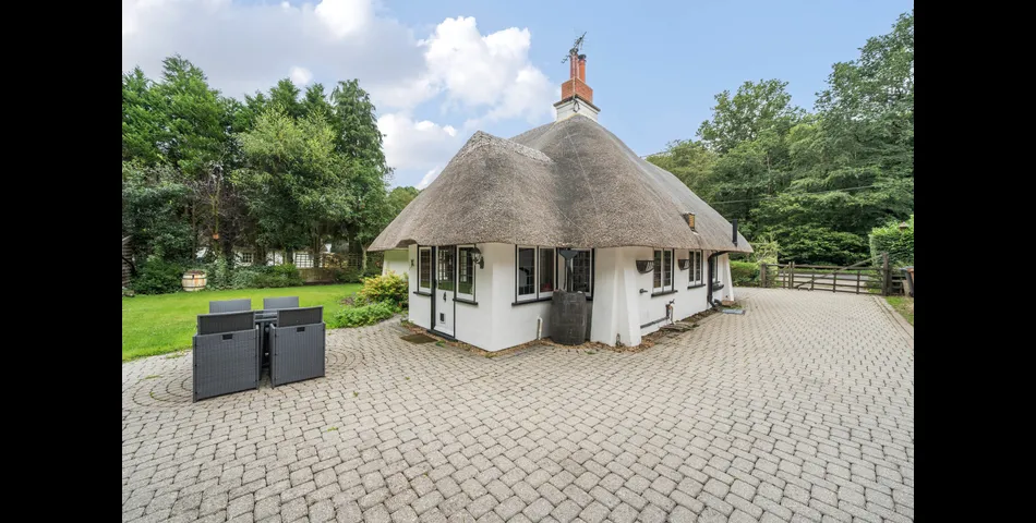 Character newly thatched 2/3 bed Cottage, Shootash, Romsey 