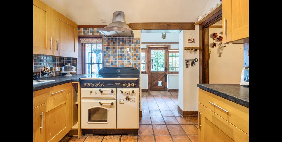 Character newly thatched 2/3 bed Cottage, Shootash, Romsey 