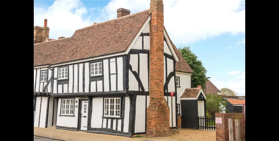 Grade II listed three bedroom end of terrace cottage.