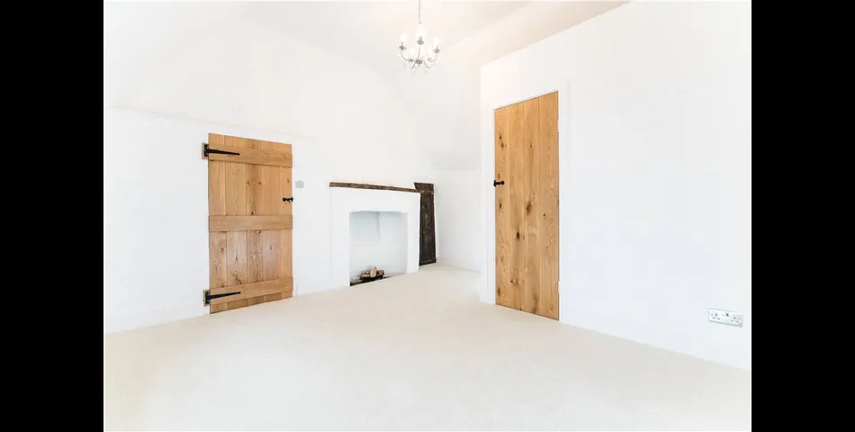 Grade II listed three bedroom end of terrace cottage.