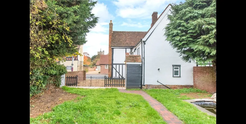 Grade II listed three bedroom end of terrace cottage.