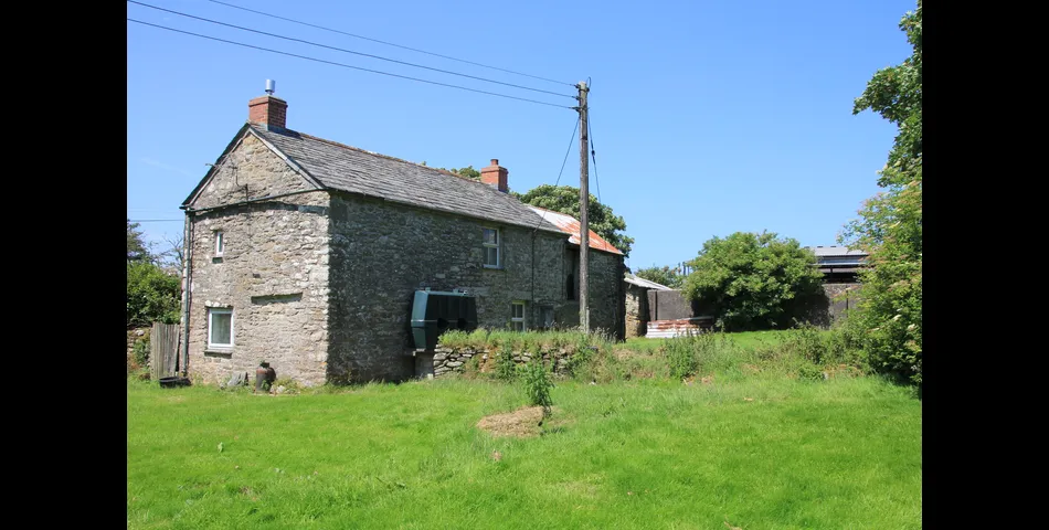 Bolatherick Farmhouse with meadow