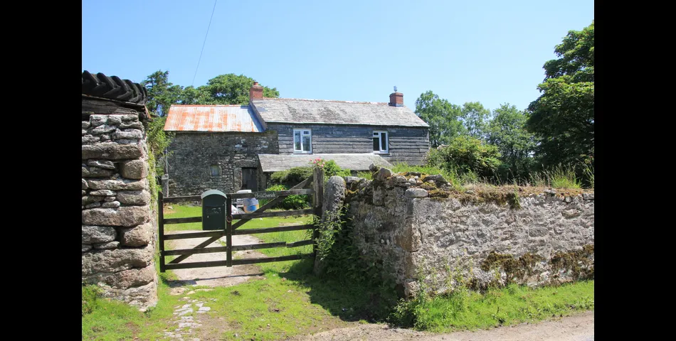 Bolatherick Farmhouse with meadow
