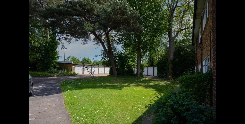 Large Maisonette - Walking Distance to Station