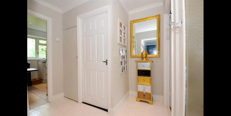 Large Maisonette - Walking Distance to Station