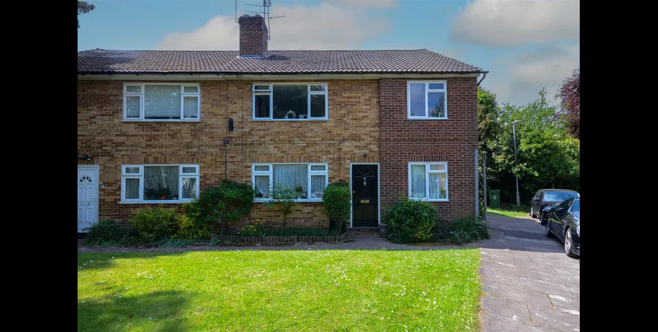 Large Maisonette - Walking Distance to Station