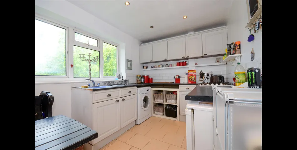 Large Maisonette - Walking Distance to Station
