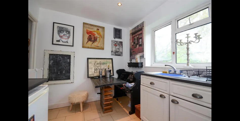 Large Maisonette - Walking Distance to Station