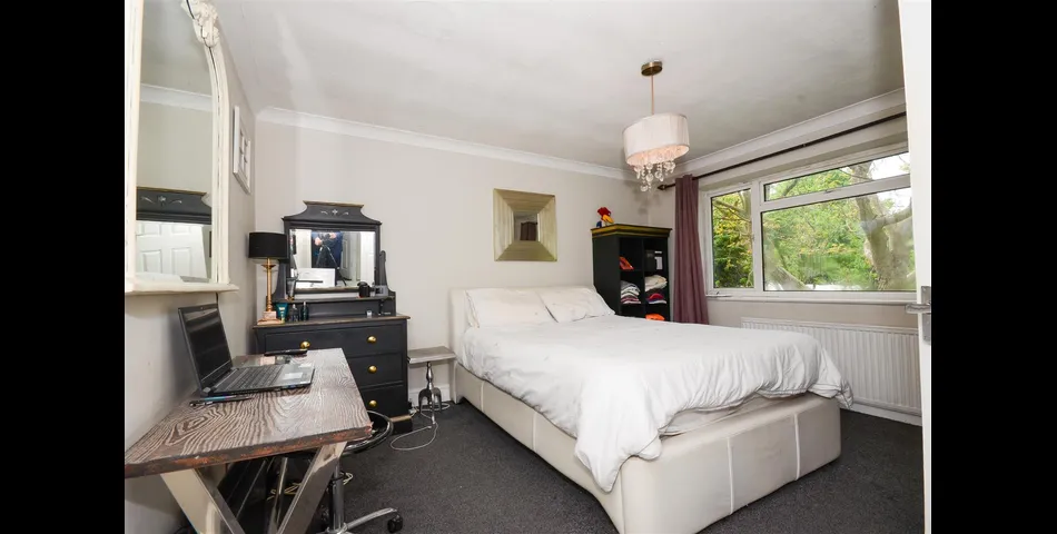 Large Maisonette - Walking Distance to Station