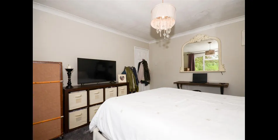 Large Maisonette - Walking Distance to Station