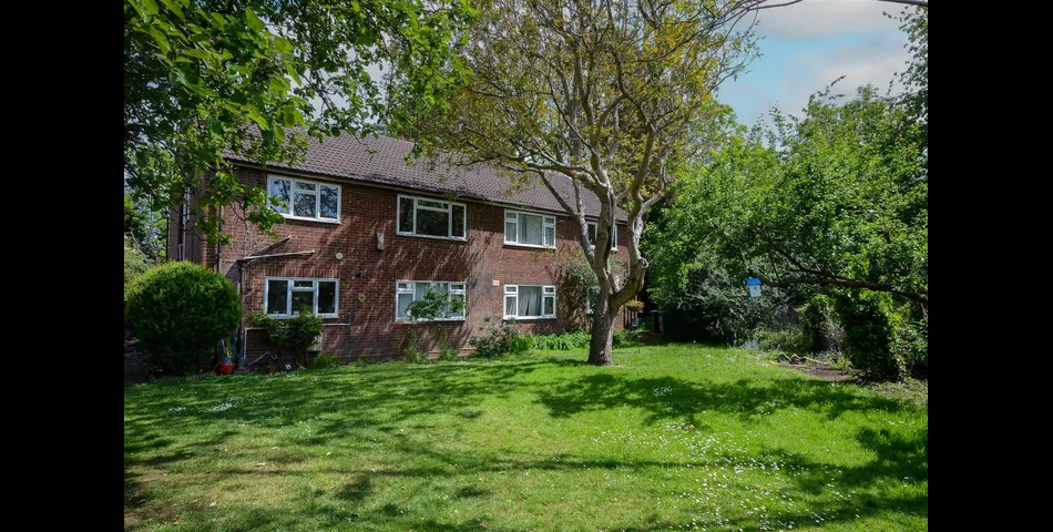 Large Maisonette - Walking Distance to Station
