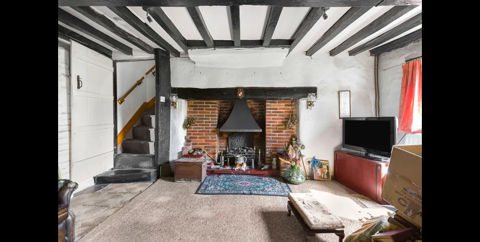 Pebworth Cottage, charming semi-detached home with abundant potential for expansion (subject to planning permission).