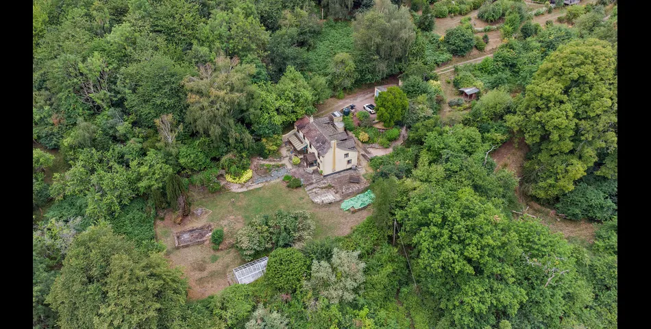 A three/four bedroom detached cottage in need of updating, occupying an elevated position looking over the Severn Valley