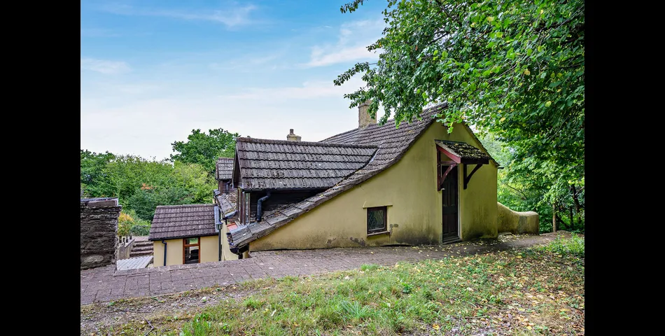 A three/four bedroom detached cottage in need of updating, occupying an elevated position looking over the Severn Valley