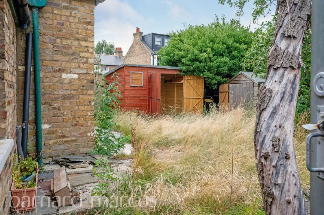 8 bed Character Property
