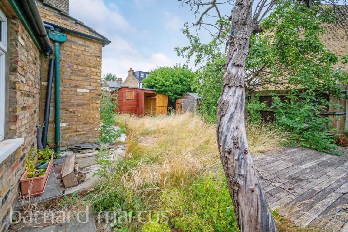 8 bed Character Property