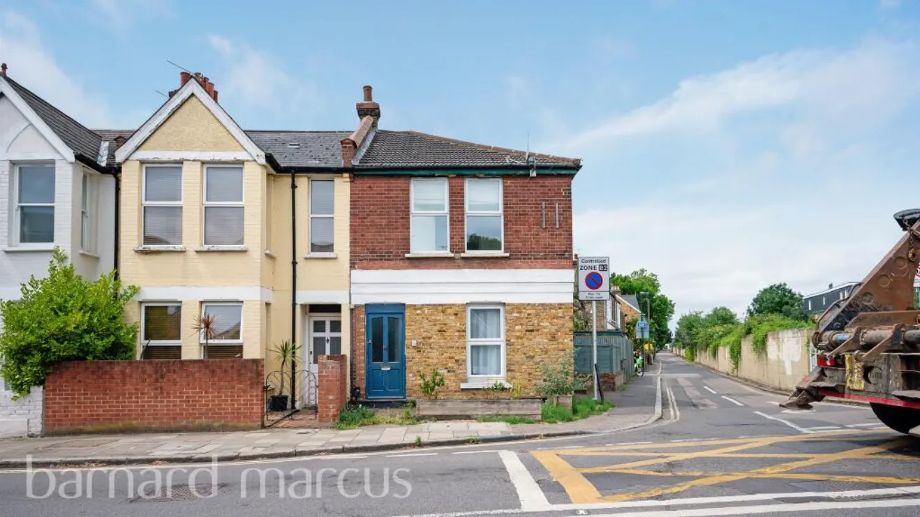 8 bed Character Property