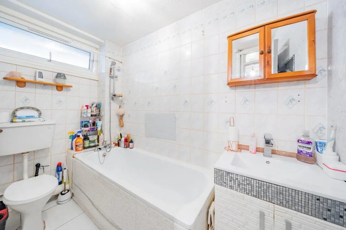 1 bed Ground Flat