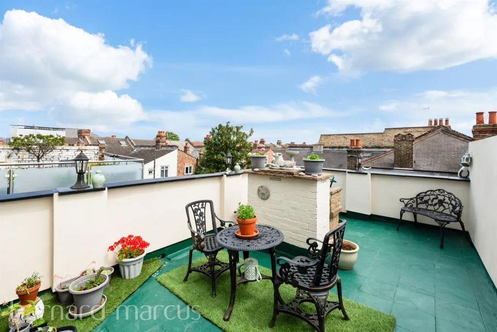 4 bed Maisonette