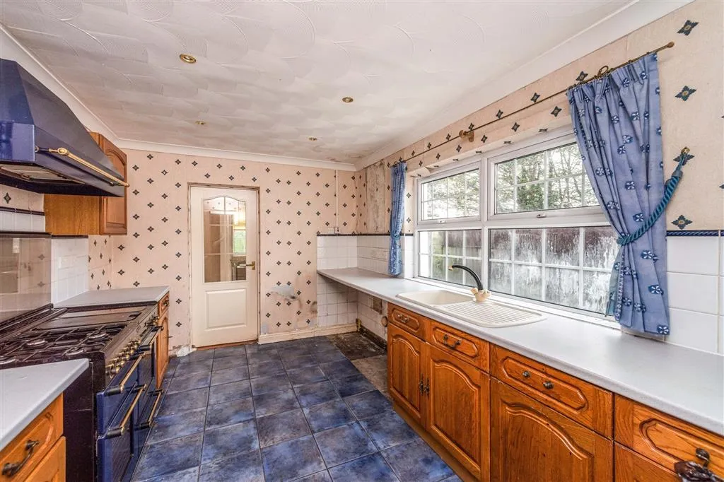 1, Cleviston Gardens, PORTHCAWL, Mid Glamorgan, CF36 5RW