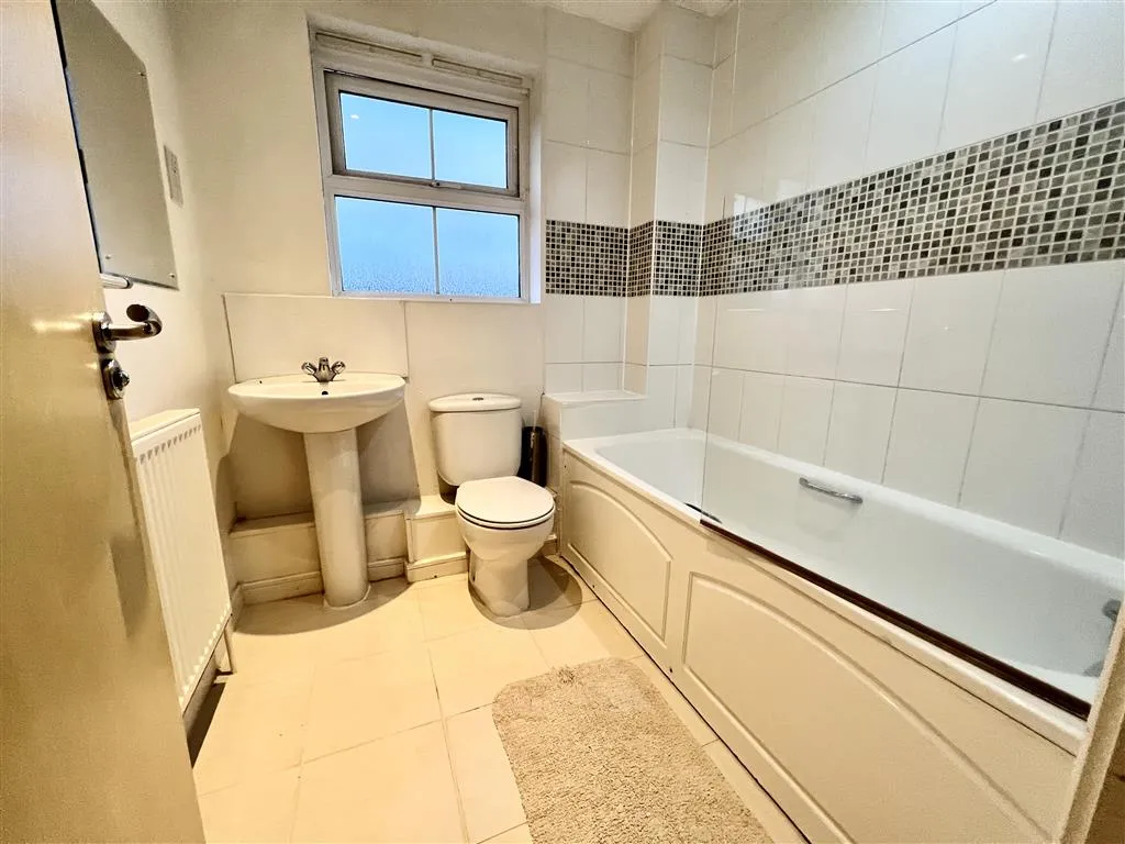 66, Rossby (Roseby), READING, Berkshire, RG2 9FS