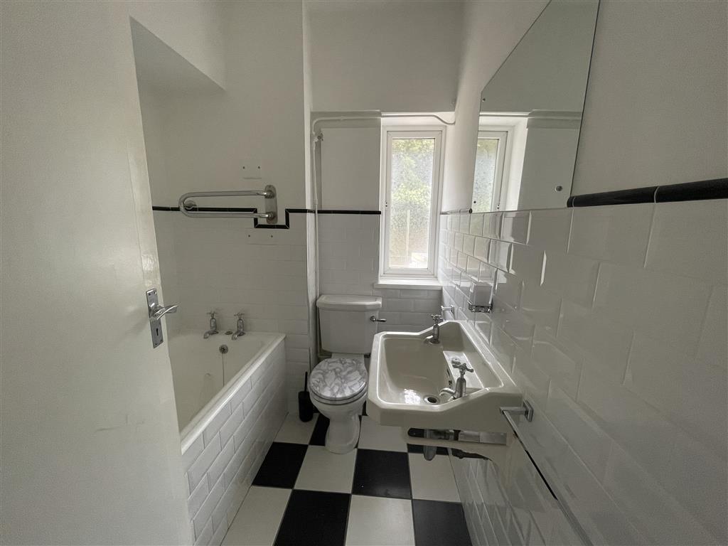 28, Marine Court, ST. LEONARDS-ON-SEA, East Sussex, TN38 0DN