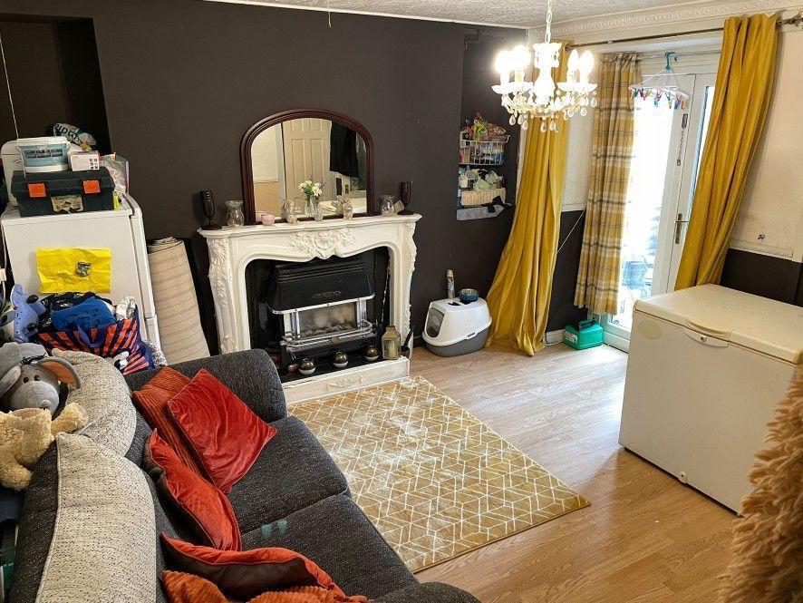 84, High Street, TONYPANDY, Mid Glamorgan, CF40 2BH