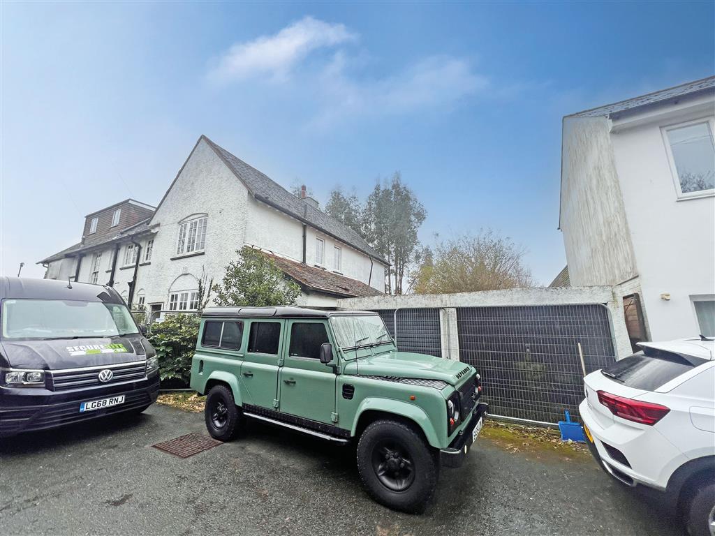 2, Barrowsfield, Sanderstead, SOUTH CROYDON, Surrey, CR2 9BZ