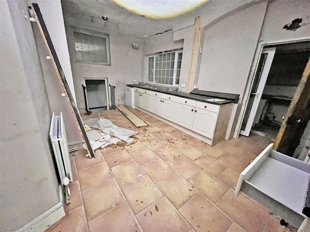 2, Barrowsfield, Sanderstead, SOUTH CROYDON, Surrey, CR2 9BZ