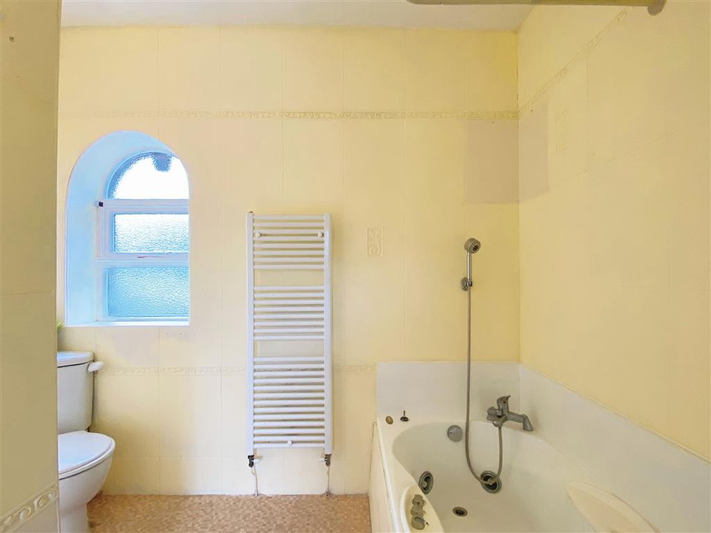 2, Slatelands Avenue, GLOSSOP, Derbyshire, SK13 6LJ