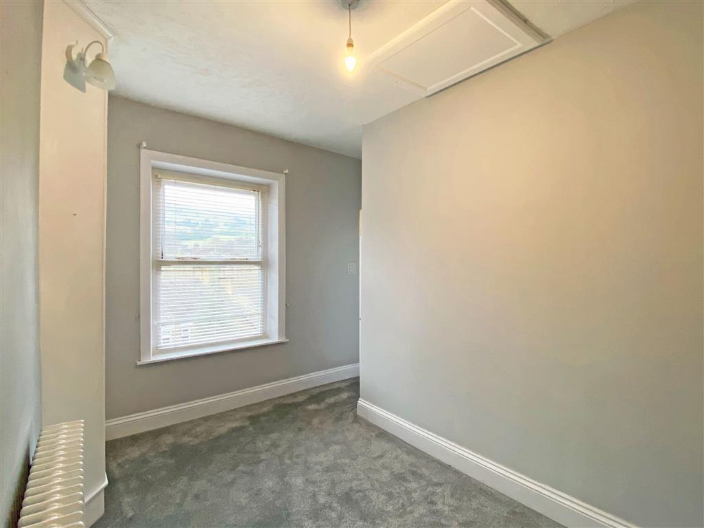 2, Slatelands Avenue, GLOSSOP, Derbyshire, SK13 6LJ