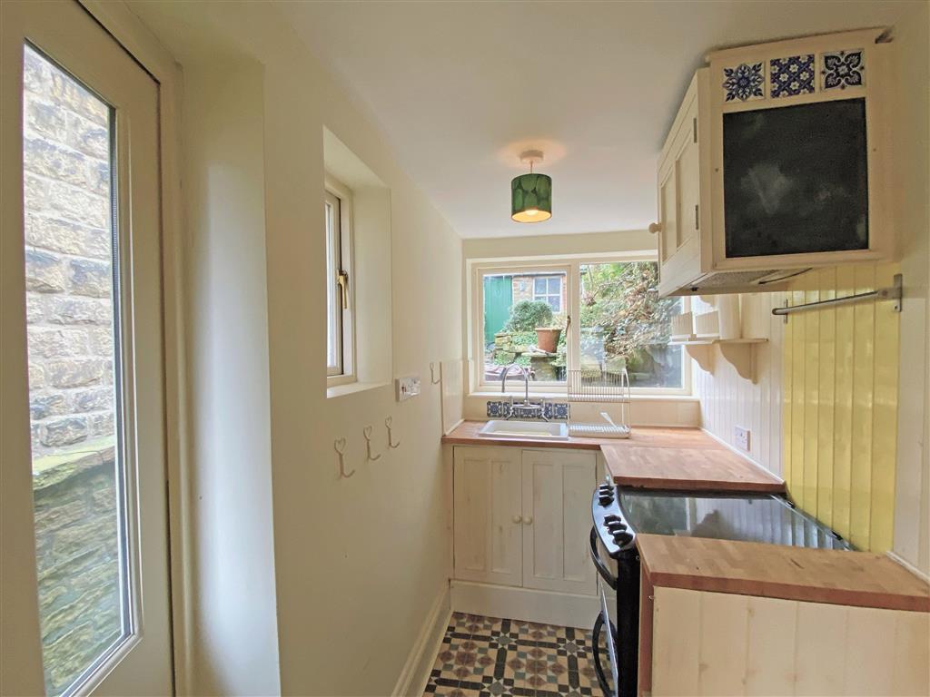 2, Slatelands Avenue, GLOSSOP, Derbyshire, SK13 6LJ